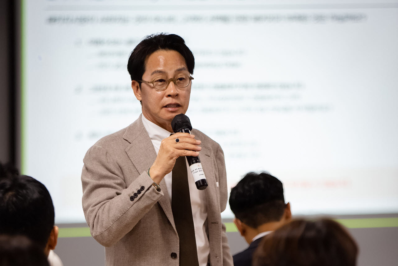 조좌진 하나투어 신임대표가 지난 18일 주요 직책자를 대상으로 중장기 성장 전략인 '하나투어 챕터2'를 설명하고 있다.(사진=하나투어)