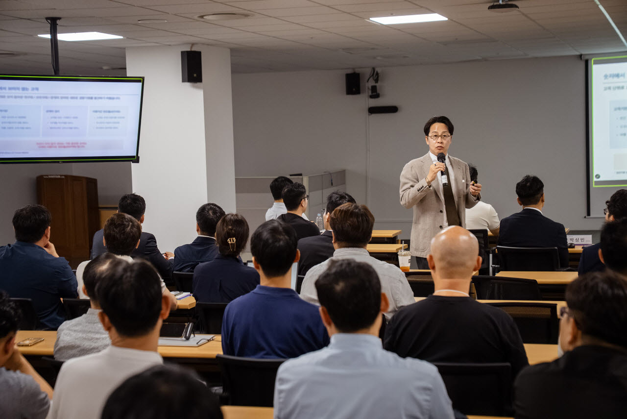 조좌진 하나투어 신임대표가 지난 18일 주요 직책자를 대상으로 중장기 성장 전략인 '하나투어 챕터2'를 설명하고 있다.(사진=하나투어)
