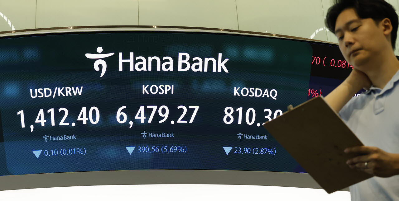 19일 오전 서울 중구 하나은행 딜링룸 전광판에 주요 지수가 표시돼 있다. (사진=뉴시스)