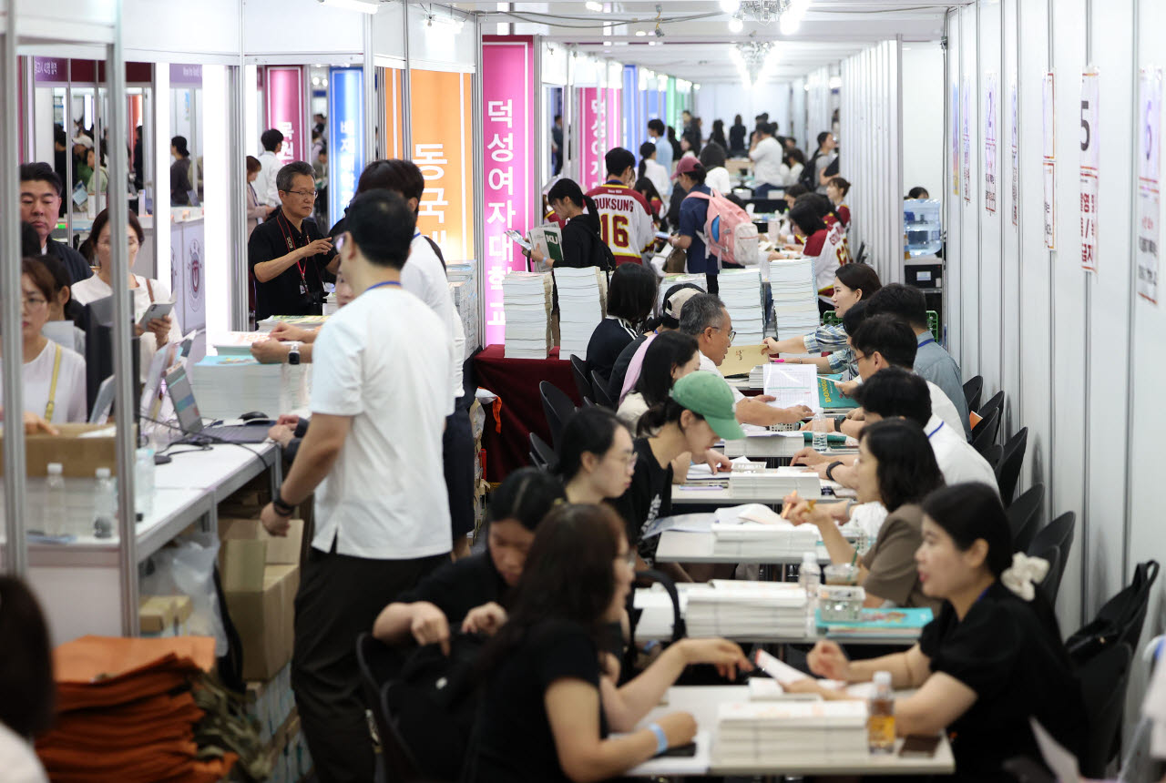 지난달 23일 서울 강남구 코엑스에서 열린 2027학년도 수시 대학입학정보박람회에서 학부모·학생들이 입시 상담을 받고 있다.(사진=뉴시스)