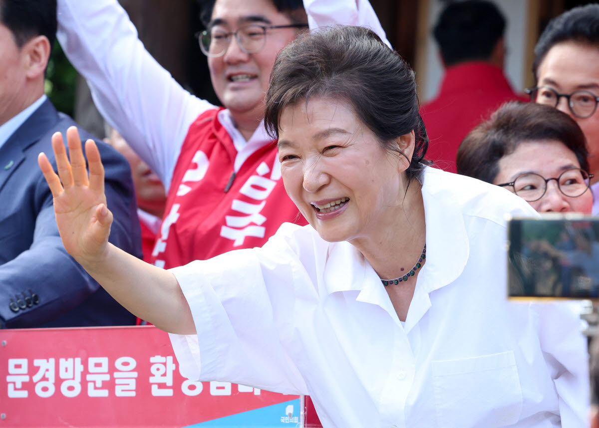 박근혜 전 대통령이 6·3 지방선거를 앞둔 지난 5월 28일 경북 문경시 청운각을 찾아 지지자들에게 인사하고 있다. (사진=연합뉴스)