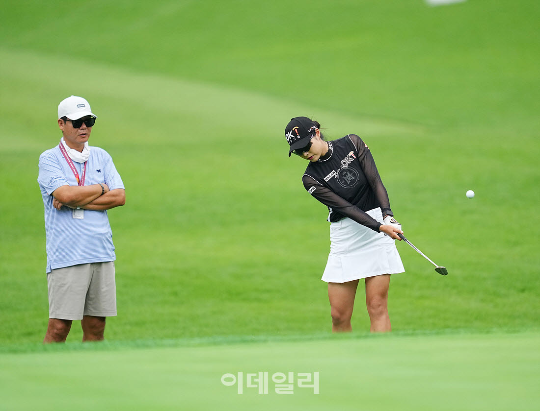 [포토]김우정-주흥철,어프로치 레슨 받아요