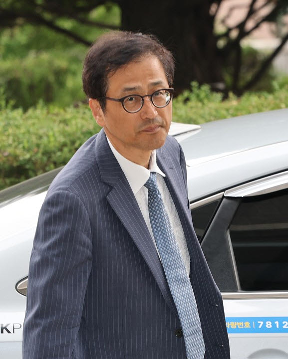 6·3 지방선거 투표용지 부족 사태 등을 수사할 선거관리위원회 특별검사로 임명된 이태한 권익위 비상임위원이 19일 서울 서초구 서울중앙지검에 마련된 국민참정권 침해 진상규명을 위한 검경 합동수사본부를 방문하고 있다. (사진=연합뉴스)