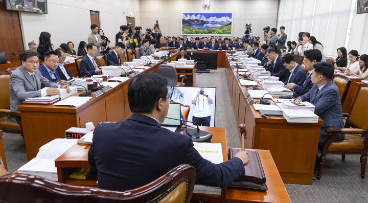 19일 국회에서 열린 외교통일위원회 전체 회의에서 위원장인 송석준 국민의힘 의원이 개회를 선언하고 있다. (사진=연합뉴스)