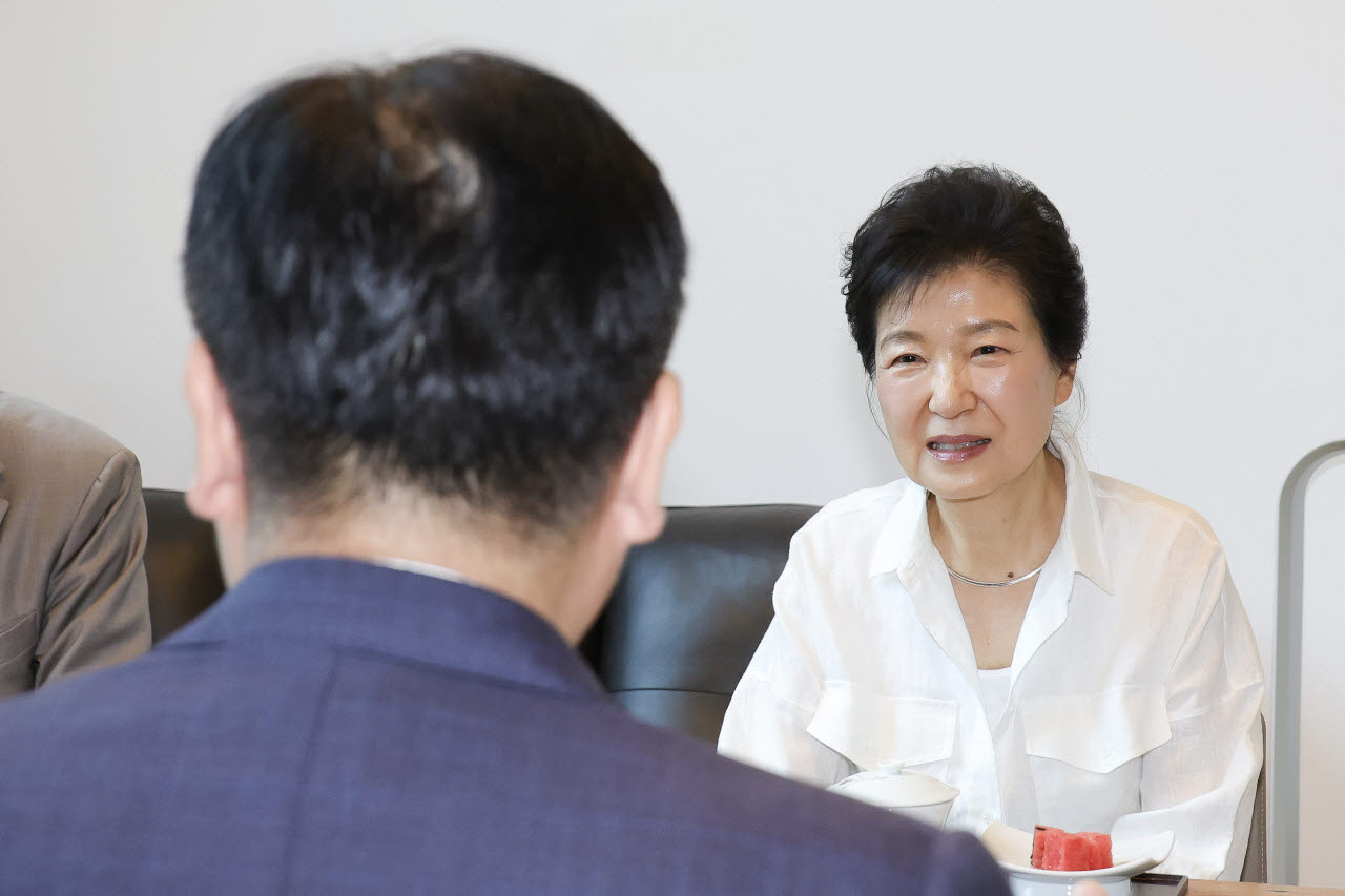 박근혜 전 대통령이 19일 대구 달성군 사저에서 정점식 국민의힘 원내대표와 대화를 나누고 있다. (사진=국민의힘)