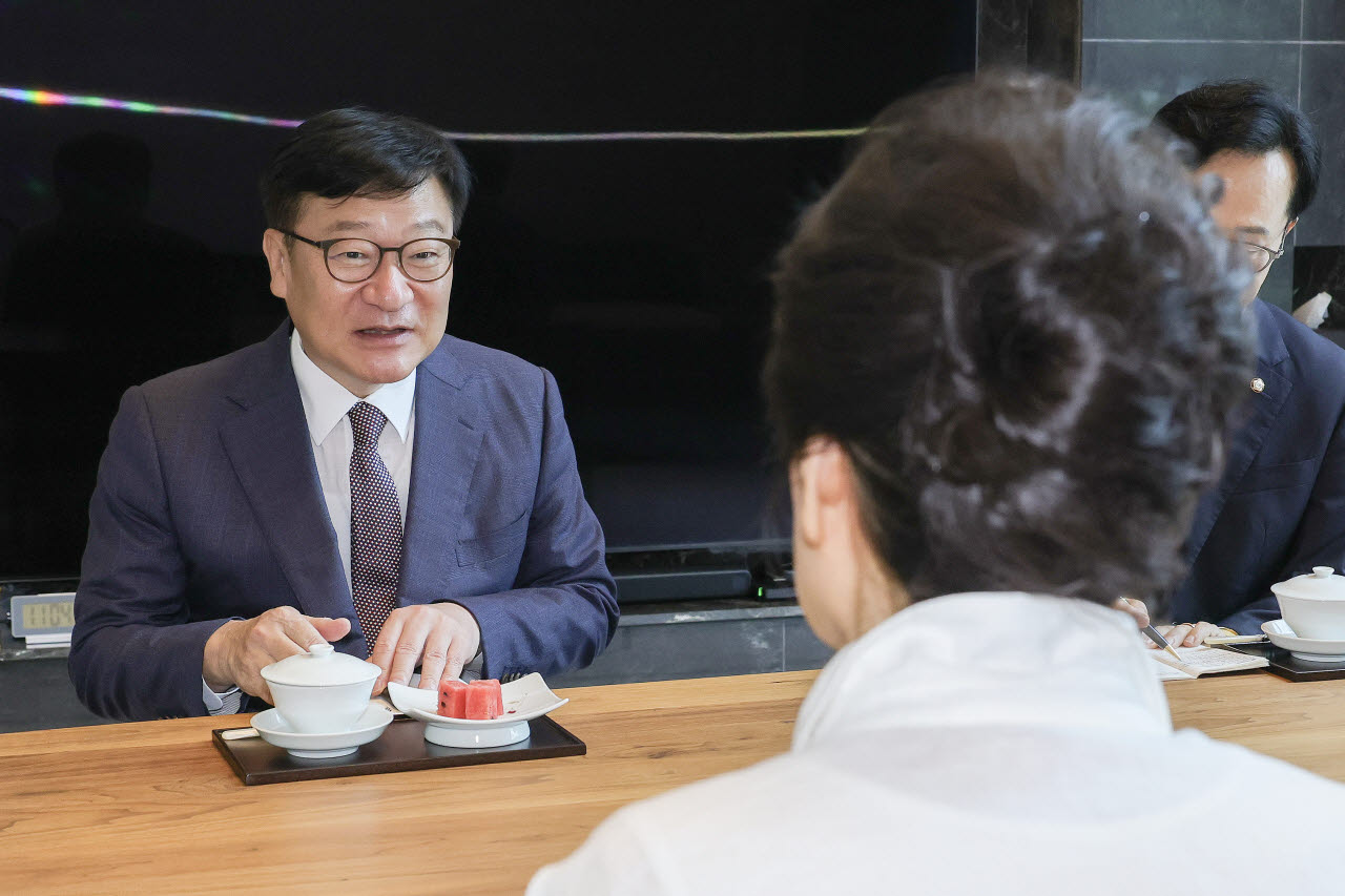 정점식 국민의힘 원내대표가 19일 대구 달성군 박근혜 전 대통령 사저를 예방해 박 전 대통령과 대화를 나누고 있다. (사진=국민의힘)