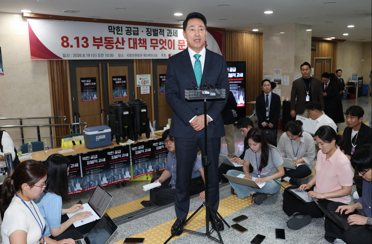 오세훈 서울시장이 19일 국회 의원회관에서 열린 국민의힘 서울시당·서울시 주최 '막힌 공급, 징벌적 과세: 8.13 부동산 대책 무엇이 문제인가' 토론회에 참석 후 취재진의 질문에 답하고 있다. (사진=노진환 기자)