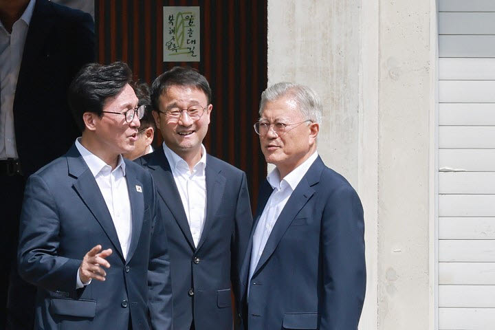 김민석 더불어민주당 대표가 19일 경남 양산시 평산마을 문재인 전 대통령 사저를 방문, 문 전 대통령 내외를 예방한 뒤 사저를 나서며 문 전 대통령 배웅을 받고 있다.(사진=연합뉴스)