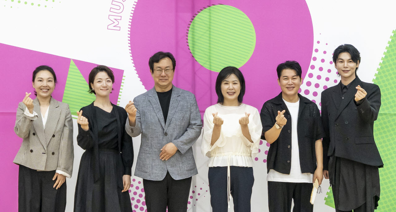 (왼쪽부터)김혜성 혜성컴퍼니 대표, 정지혜 판소리공장 바닥소리 대표, 김용호 광주시창극단 예술감독, 유은선 축제추진단장, 홍보대사 남상일 · 김준수(사진=국립극장)