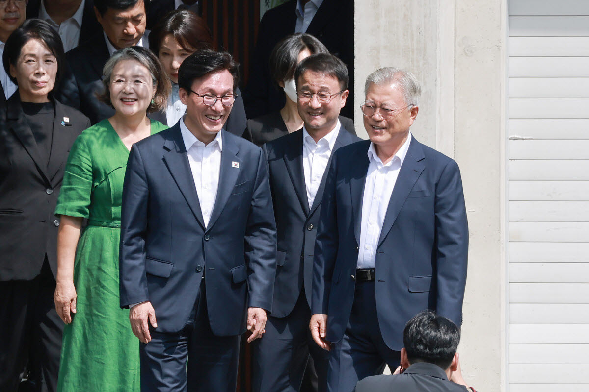 김민석 더불어민주당 대표가 19일 경남 양산시 평산마을 문재인 전 대통령 사저를 방문, 문 전 대통령 내외를 예방한 뒤 사저를 나서며 문 전 대통령 배웅을 받고 있다.(사진=연합뉴스)