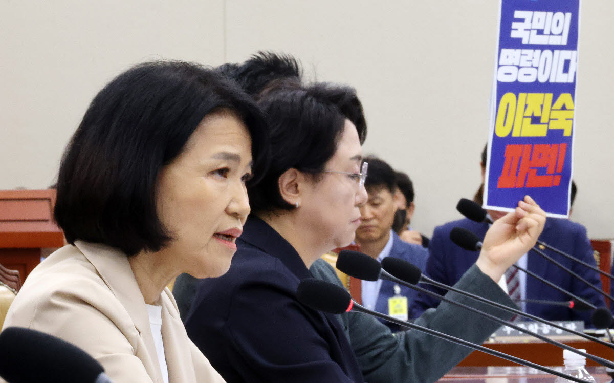 국민의힘 이진숙 의원이 19일 국회에서 열린 과학기술정보방송통신위원회 전체회의에서 신상 발언을 하고 있다. 뒤편으로 무소속 최혁진 의원의 파면 촉구 손팻말이 보인다. (사진=연합뉴스)