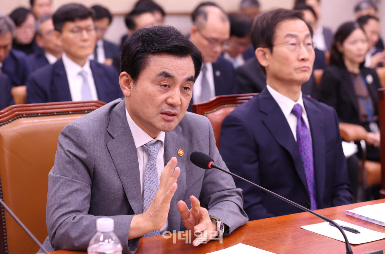 안규백(왼쪽) 국방부 장관이 19일 서울 여의도 국회에서 열린 법제사법위원회 전체회의에 출석, 질의에 답변하고 있다. (사진=노진환 기자)