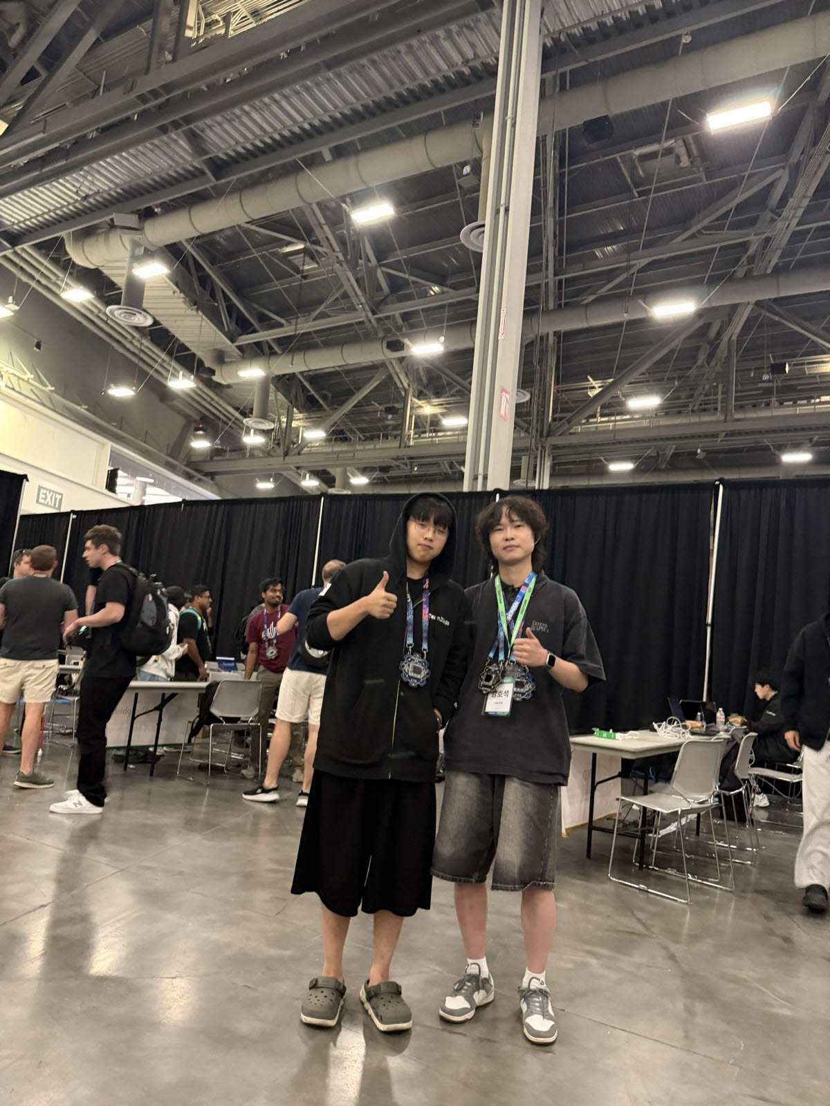 미국 라스베이거스에서 열린 ‘DEF CON 34 CTF’ 본선 현장에서 경기대의 김우진 학생(왼쪽)과 강호석 학생(오른쪽)이 기념촬영을 하고 있다. (사진=경기대)
