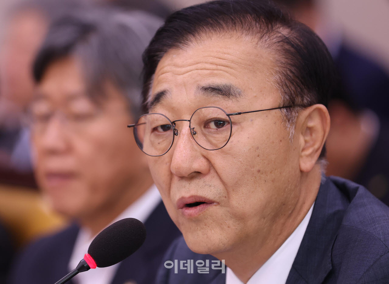 김윤덕 국토교통부 장관이 19일 서울 여의도 국회에서 열린 국토교통위원회 전체회의에서 질의에 답변하고 있다. (사진=노진환 기자)
