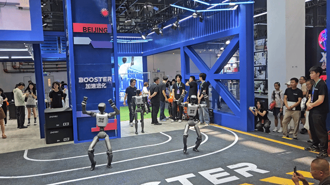 19일 중국 베이징 세계로봇대회(WRC) 행사장에서 로봇들이 춤을 추고 있다. (영상=이데일리 이명철 특파원)