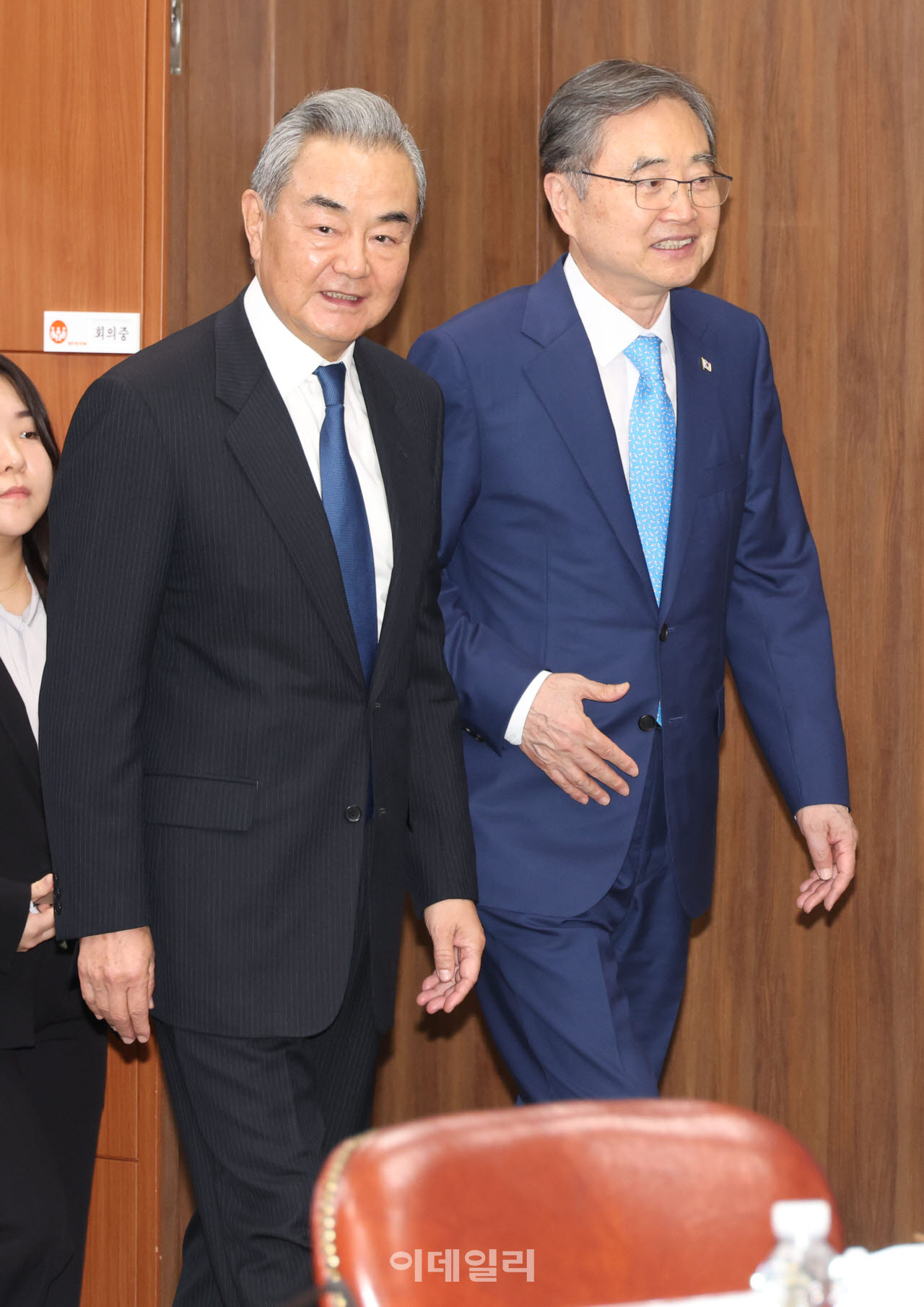 [포토]회의장 입장하는 한중 외교장관