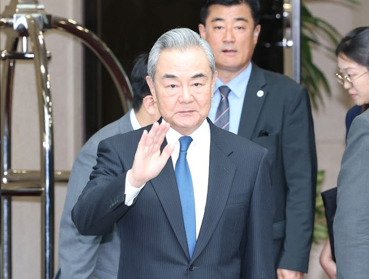 왕이 중국공산당 중앙외사판공실 주임 겸 외교부장이 19일 서울 강서구 서울김포비즈니스 항공센터를 통해 방한해 취재진을 향해 손들어 인사하고 있다.[연합뉴스 제공]