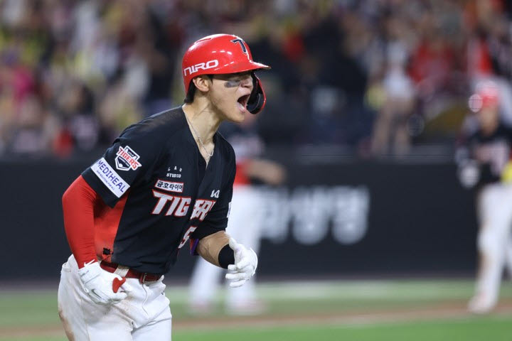 승부를 가르는 3점 홈런을 때린 뒤 기뻐하는 KIA타이거즈 김도영. 사진=KIA타이거즈