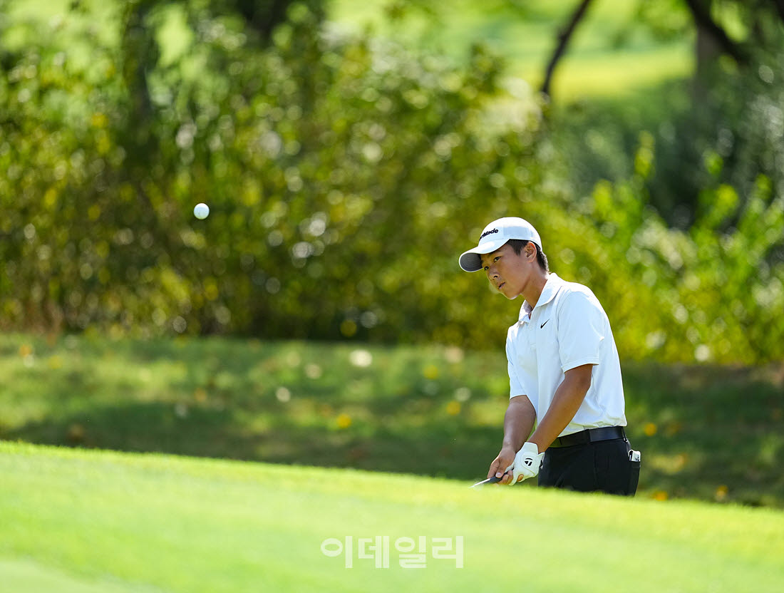 [이데일리 골프IN(경산)=조원범 기자]'제33회 송암배 아마추어골프선수권대회'최종라운드 9번홀에서 아마추어 윤경준이 경기를 치르고 있다.