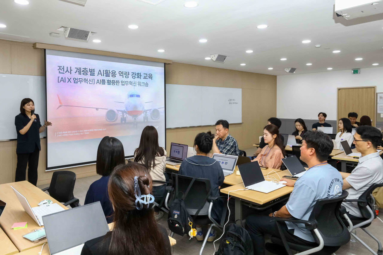 제주항공이 19일 서울 강서구에 위치한 국제청소년센터에서 직원 대상 인공지능(AI) 활용 역량 강화 교육을 실시하고 있다. (사진=제주항공)