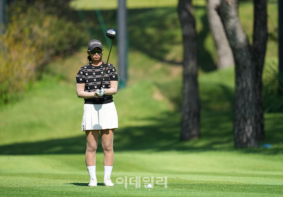 [이데일리 골프IN(경산)=조원범 기자]'제33회 송암배 아마추어골프선수권대회'최종라운드 1번홀에서 아마추어 유채원이 경기를 치르고 있다.