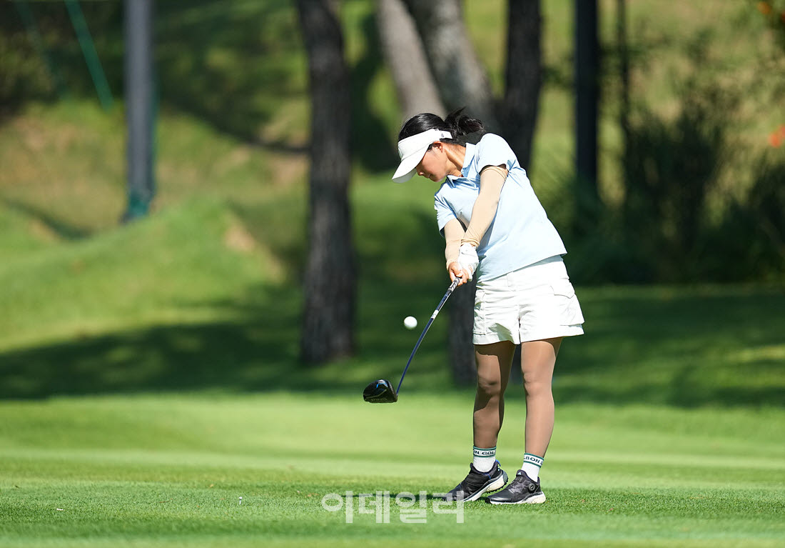 [이데일리 골프IN(경산)=조원범 기자]'제33회 송암배 아마추어골프선수권대회'최종라운드 1번홀에서 아마추어 이지유가 경기를 치르고 있다.