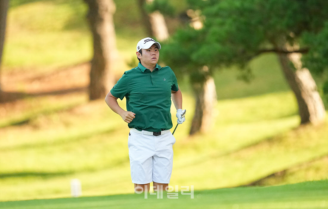 [이데일리 골프IN(경산)=조원범 기자]'제33회 송암배 아마추어골프선수권대회'최종라운드 1번홀에서 아마추어 천교준이 경기를 치르고 있다.