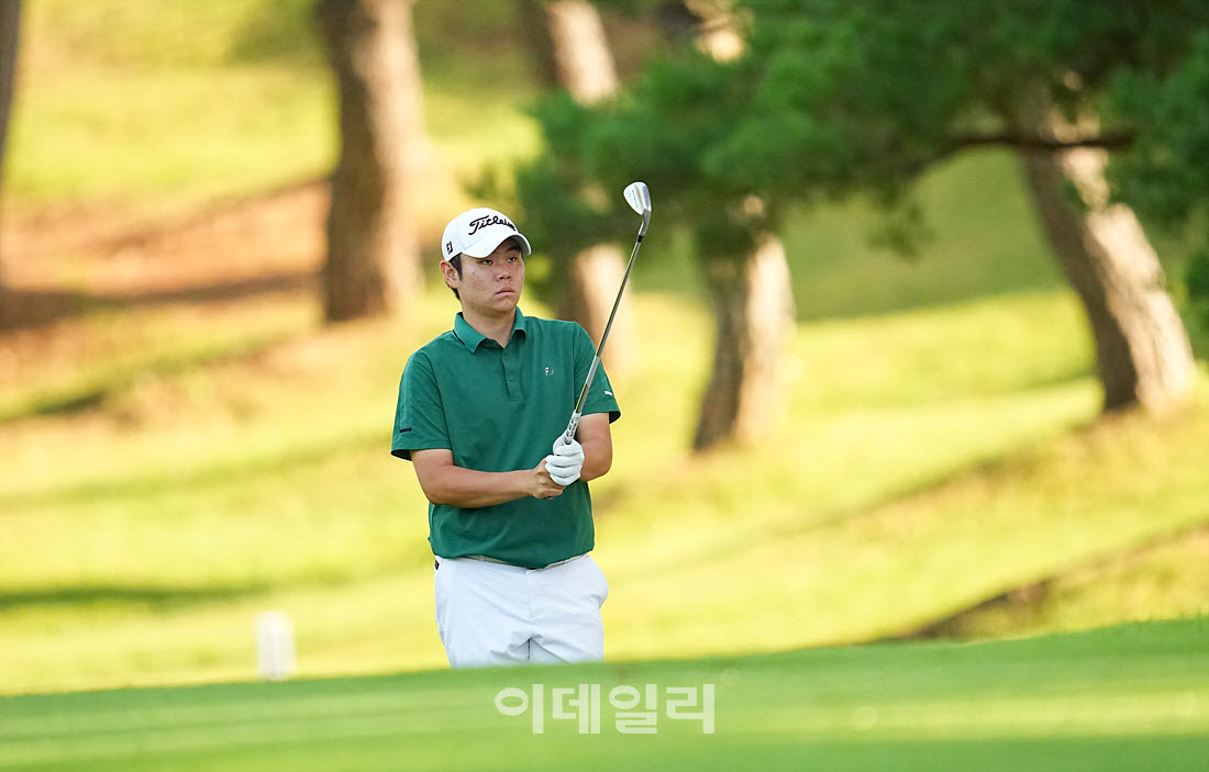 [이데일리 골프IN(경산)=조원범 기자]'제33회 송암배 아마추어골프선수권대회'최종라운드 1번홀에서 아마추어 천교준이 경기를 치르고 있다.