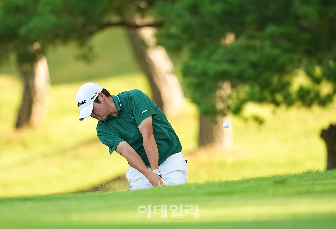 [이데일리 골프IN(경산)=조원범 기자]'제33회 송암배 아마추어골프선수권대회'최종라운드 1번홀에서 아마추어 천교준이 경기를 치르고 있다.