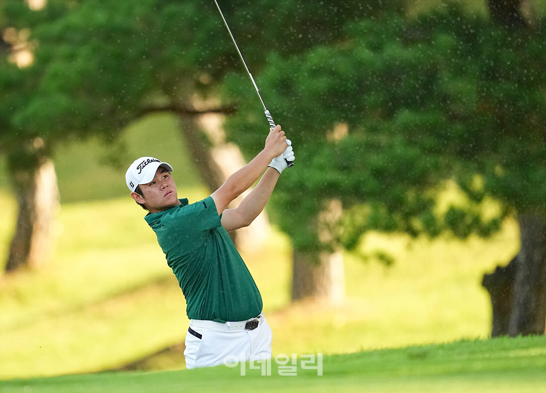 [이데일리 골프IN(경산)=조원범 기자]'제33회 송암배 아마추어골프선수권대회'최종라운드 1번홀에서 아마추어 천교준이 경기를 치르고 있다.