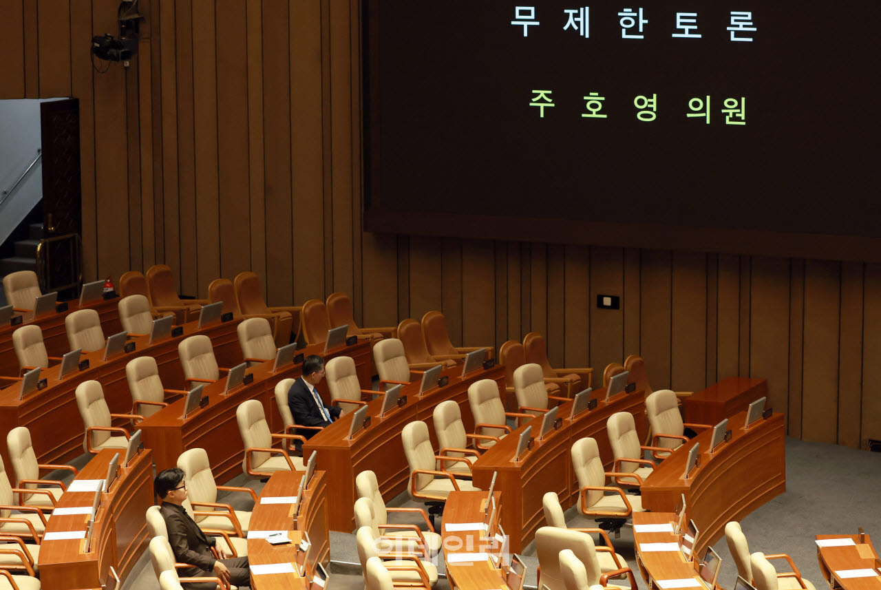 정성호 법무부 장관과 한동훈 무소속 의원이 30일 서울 여의도 국회에서 열린 제437회국회(임시회) 제3차 본회의에서 진행된 주호영 국민의힘 의원의 형사소송법 일부개정법률안(대안)에 대한 무제한 토론(필리버스터)을 경청하고 있다. (사진=방인권 기자)