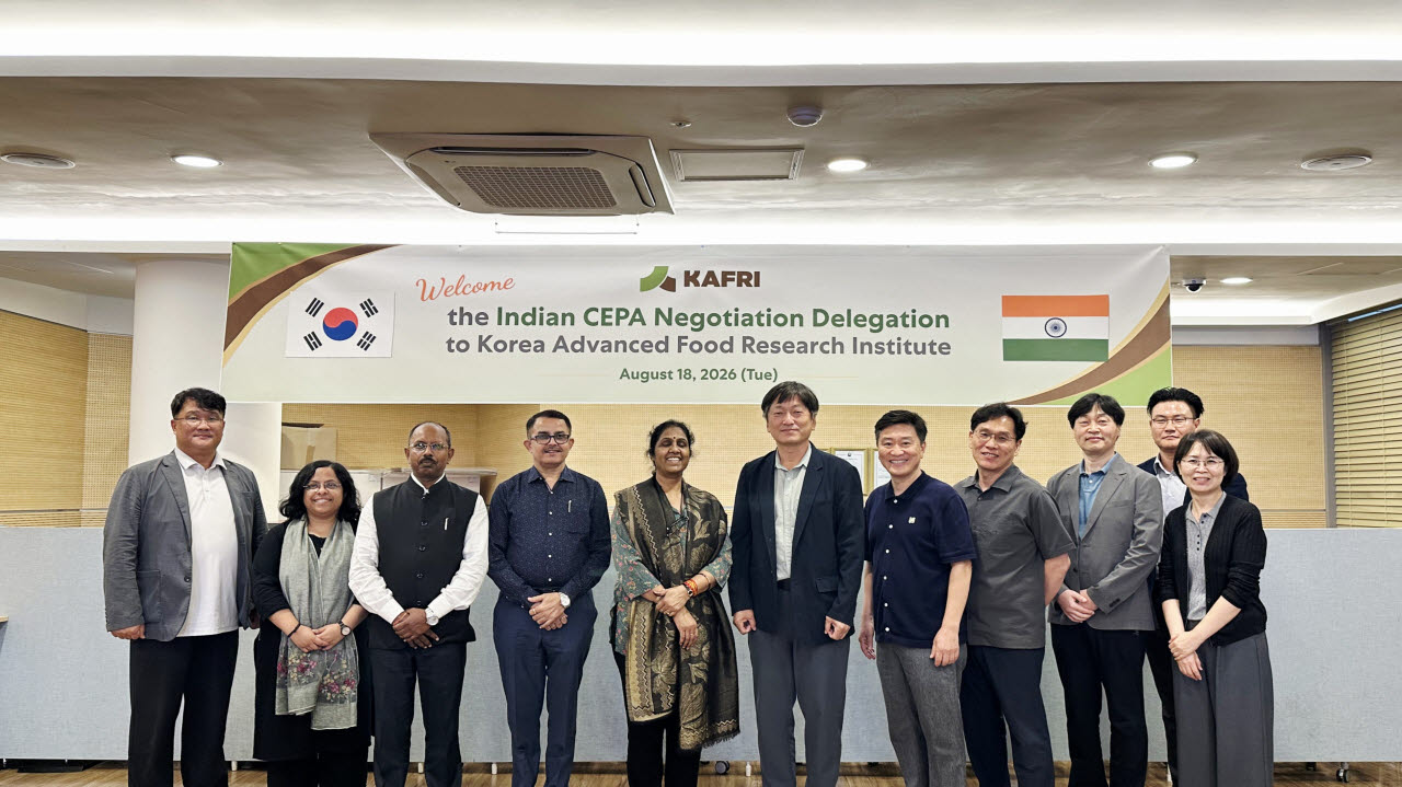 한국식품산업협회와 인도 CEPA 개선협상 사절단이 기념촬영을 하고 있다.