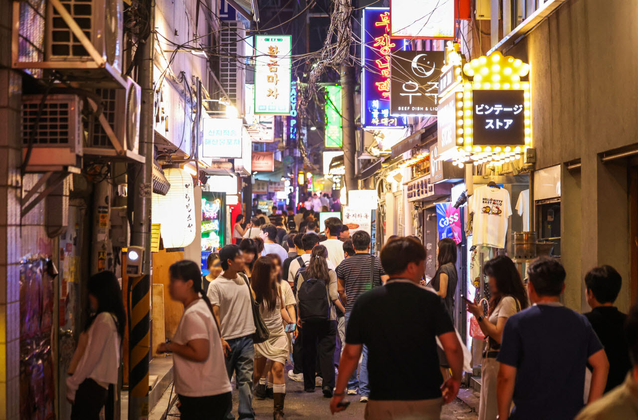 지난7월 16일 서울 중구 을지로에 시민들이 모여 있다.(사진=뉴시스)