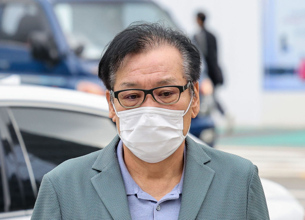 영장심사를 포기한 건진법사 전성배 씨가 지난해 8월 21일 민중기 특별검사팀 사무실이 마련된 서울 종로구 KT 광화문빌딩 웨스트에서 대기하기 위해 출석하고 있다. (사진=연합뉴스)