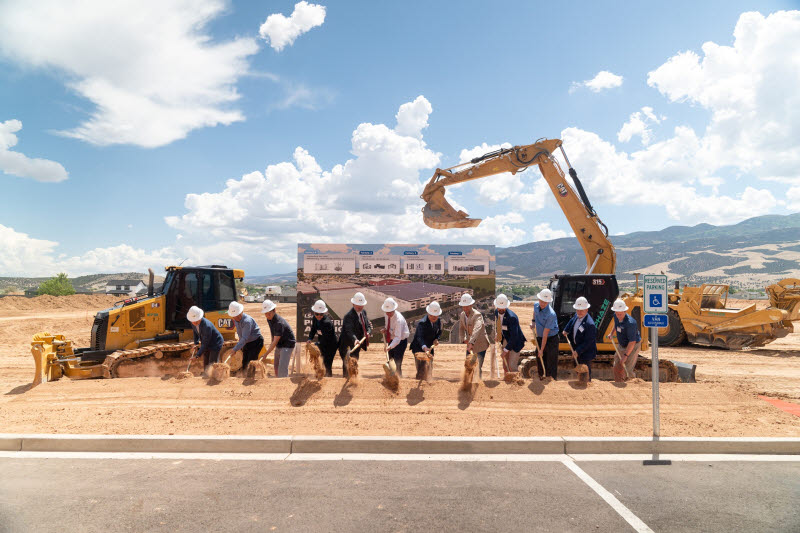 LS일렉트릭은 지난 6월 25일(현지시간) 미국 유타주 시더시티에 위치한 ‘LS일렉트릭 유타’에 총 2500억 원을 투자해 생산시설을 확충하는 증설 기공식을 열었다. 사진은 유타주 시더시티 ‘LS일렉트릭 유타’ 증설 기공식 현장에서 LS일렉트릭과 유타주 관계자들이 증설 첫 삽을 뜨는 행사를 하는 모습.