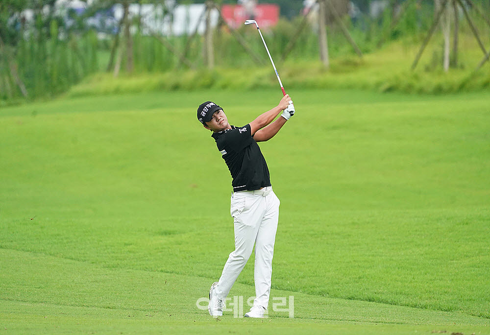 [포토] 타구 바라보는 옥태훈