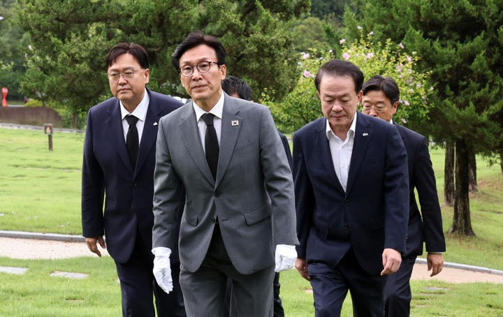 김민석 더불어민주당 대표가 20일 이해찬 전 총리가 안장된 세종시 은하수공원으로 들어서고 있다.(사진=연합뉴스)