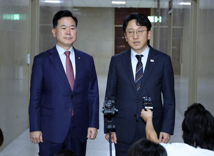 더불어민주당 천준호 원내운영수석부대표(오른쪽)와 국민의힘 김승수 원내운영수석부대표가 20일 국회에서 본회의 안건 조율을 한 뒤 나와 기자들에게 회의 내용을 설명하고 있다. (사진=연합뉴스)