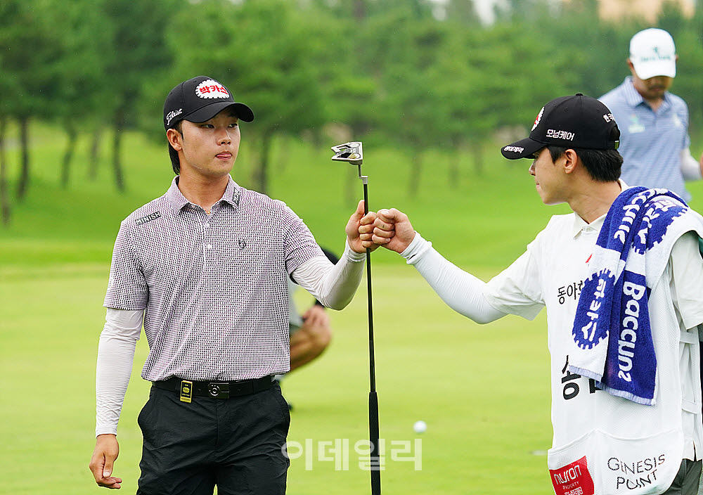[포토] 송민혁, 버디 하이파이브