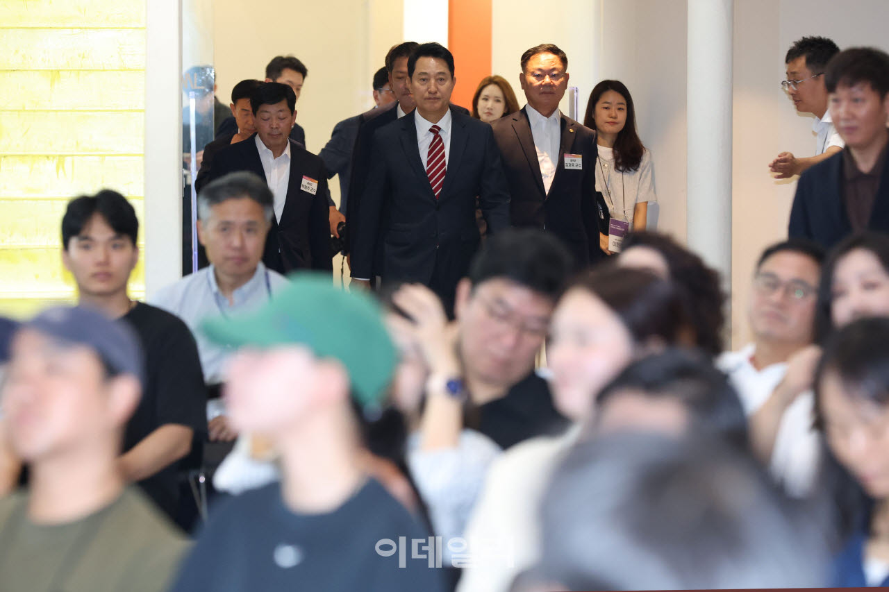 [이데일리 이영훈 기자] 오세훈 서울시장이 14일 서울 중구 동대문디자인플라자에서 열린 '넥스트로컬 청년 및 중장년 상생 간담회'에 참석하고 있다.
