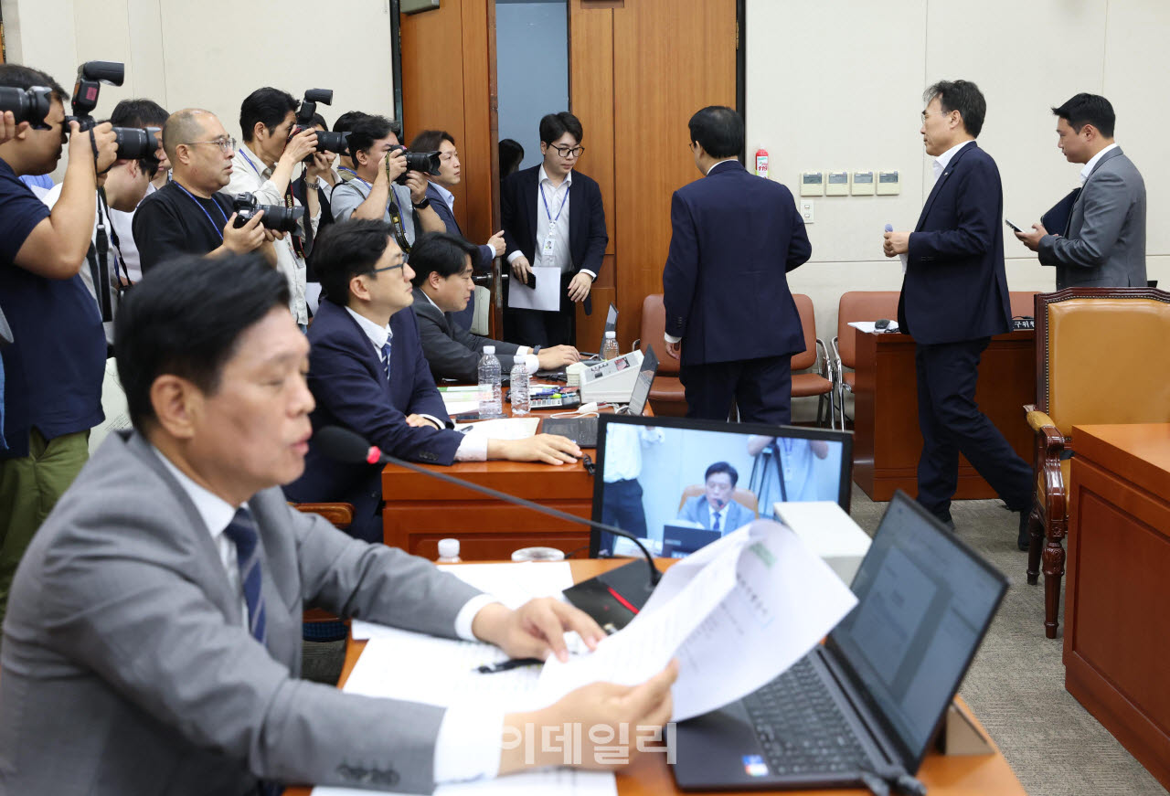 20일 서울 여의도 국회에서 재정경제기획위원회 전체회의가 열렸다. 야당 간사인 배준영 국민의힘 의원 등이 소위원회 구성과 의사일정 등에 관하여 조승래 위원장에게 항의 후 퇴장하고 있다.(사진=노진환 기자)