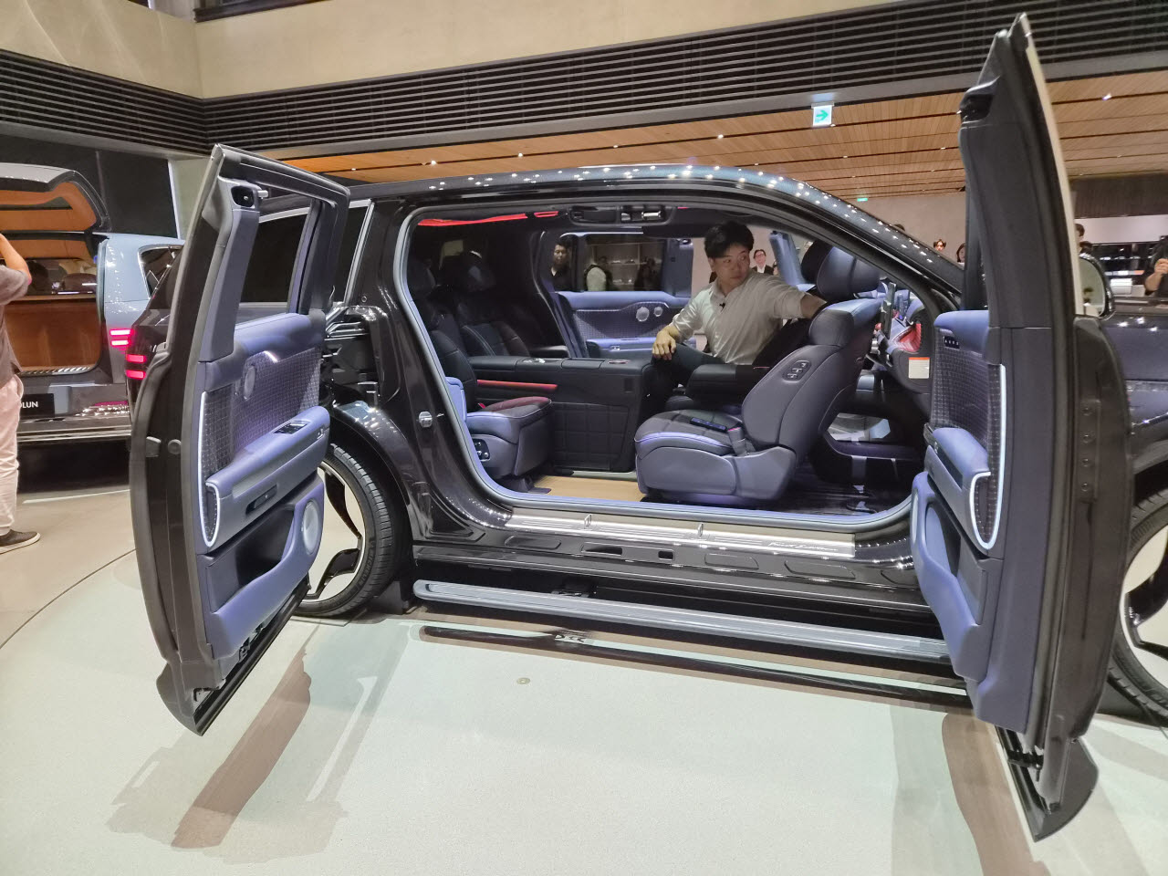 '코치도어'가 적용된 제네시스 플래그십 전기 SUV 'GV90 네오룬' (사진=이데일리 이배운 기자)