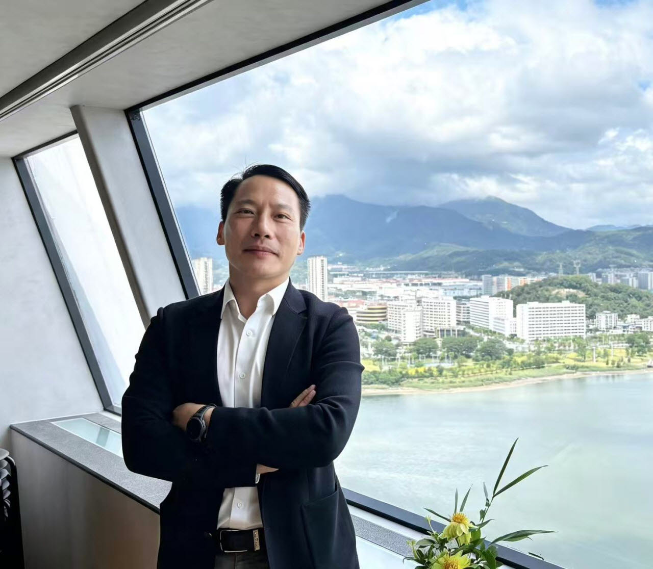 아킨 리 CATL 부사장이 지난 18일 푸젠성 닝더시 본사에서 인터뷰 후 포즈를 취하고 있다. (사진=이데일리 이명철 특파원)