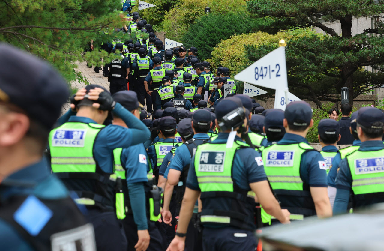 지난 7월 2일 서울 송파구 올림픽공원 핸드볼경기장 개표소 앞에서 국조특위 현장조사를 앞두고 경찰 인력이 배치되고 있다. (사진=연합뉴스)