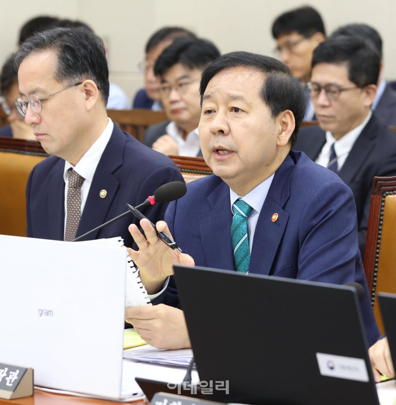 [이데일리 노진환 기자] 구윤철 경제부총리 겸 재정경제부 장관이 20일 서울 여의도 국회에서 열린 재정경제기획위원회 전체회의에 출석, 질의에 답변하고 있다.