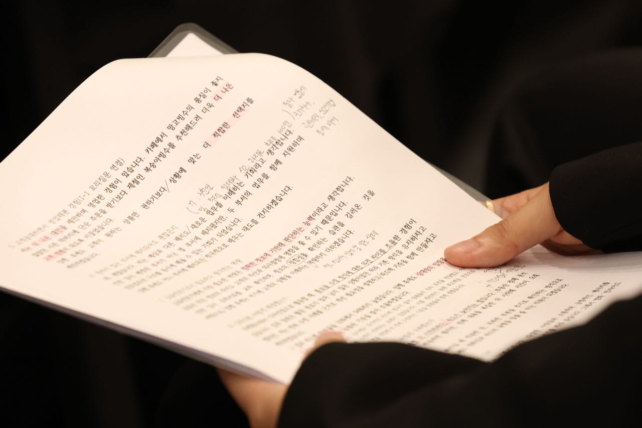 19일 오전 서울 중구 동대문디자인플라자에서 열린 '2026 금융권 공동채용 박람회'에서 한 구직자가 면접을 준비하고 있다.