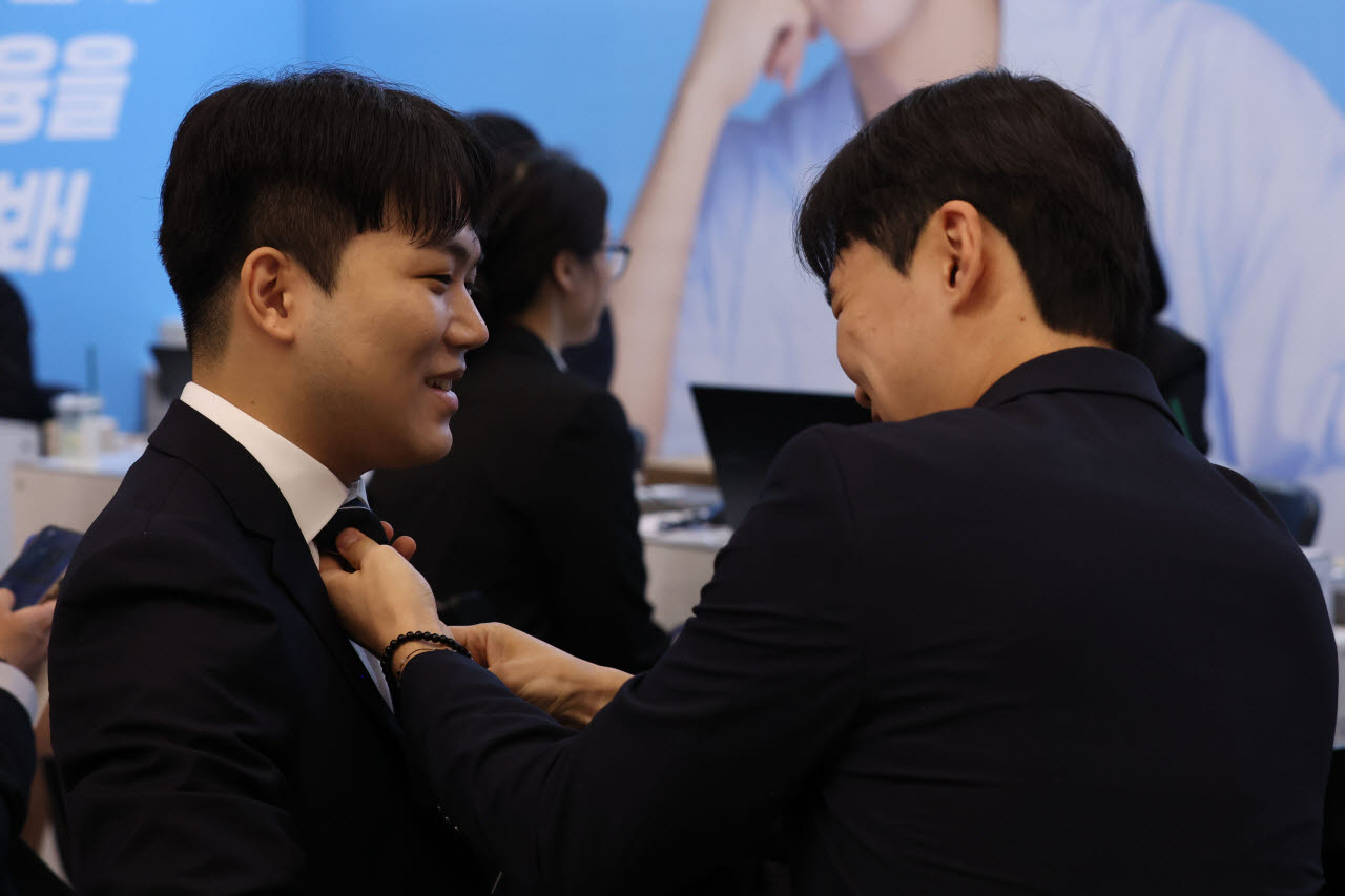 19일 오전 서울 중구 동대문디자인플라자에서 열린 '2026 금융권 공동채용 박람회'에서 구직자들이 면접을 준비하고 있다.