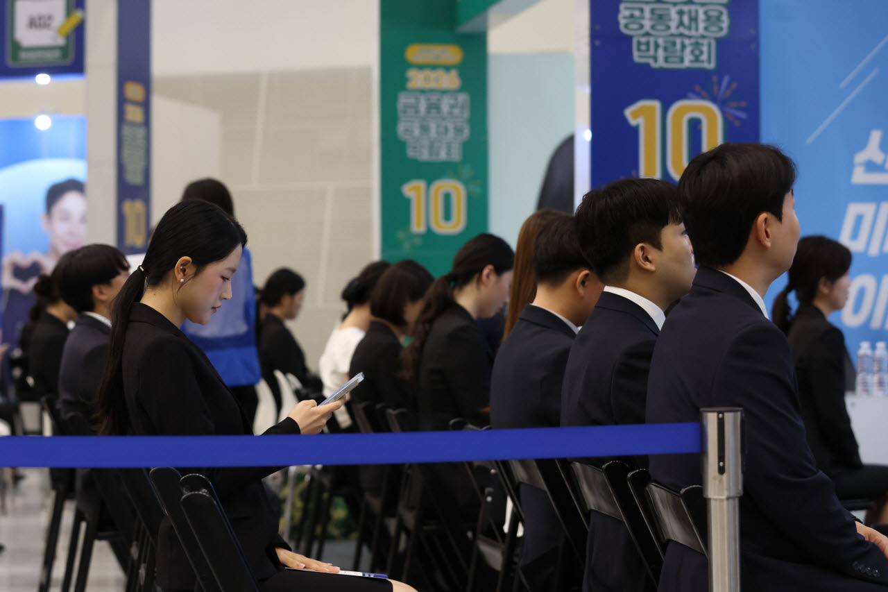 19일 오전 서울 중구 동대문디자인플라자에서 열린 '2026 금융권 공동채용 박람회'에서 구직자들이 면접을 준비하고 있다.