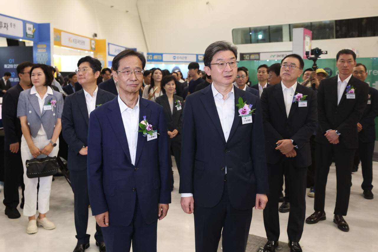 이억원 금융위원장, 유동수 국회 정무위원회 위원장, 조용병 은행연합회장 등 내빈들이 19일 오전 서울 중구 동대문디자인플라자에서 열린 '2026 금융권 공동채용 박람회'에서 참가 부스를 둘러보고 있다.