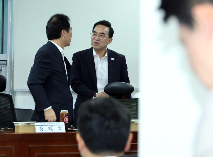 박홍근 기획예산처 장관이 20일 국회 의원회관에서 열린 미래대응기금 비공개 당정협의에 참석, 더불어민주당 정태호 예산결산특별위원회 간사와 얘기를 나누고 있다.(사진=연합뉴스)